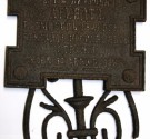 Powiększ zdjęcie Zdjęcie żeliwnej tablicy z grobu Piotra Arendta z 1888 r.